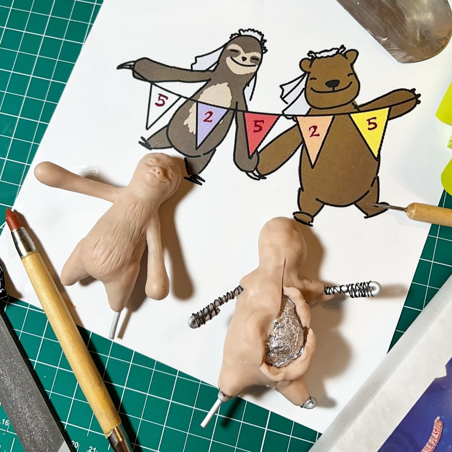 Concept sketch: client approved! LEGGO 👍🏻❤️🥂💍 
.
#wedding #creaturedesign #fantasy #creature #creatureconcept #sloth #bear #weddingcake #animallovers #toy #toyartistry #designertoy #maquette #miniatures #sculpture #clay #polymerclay #clayart #scu
