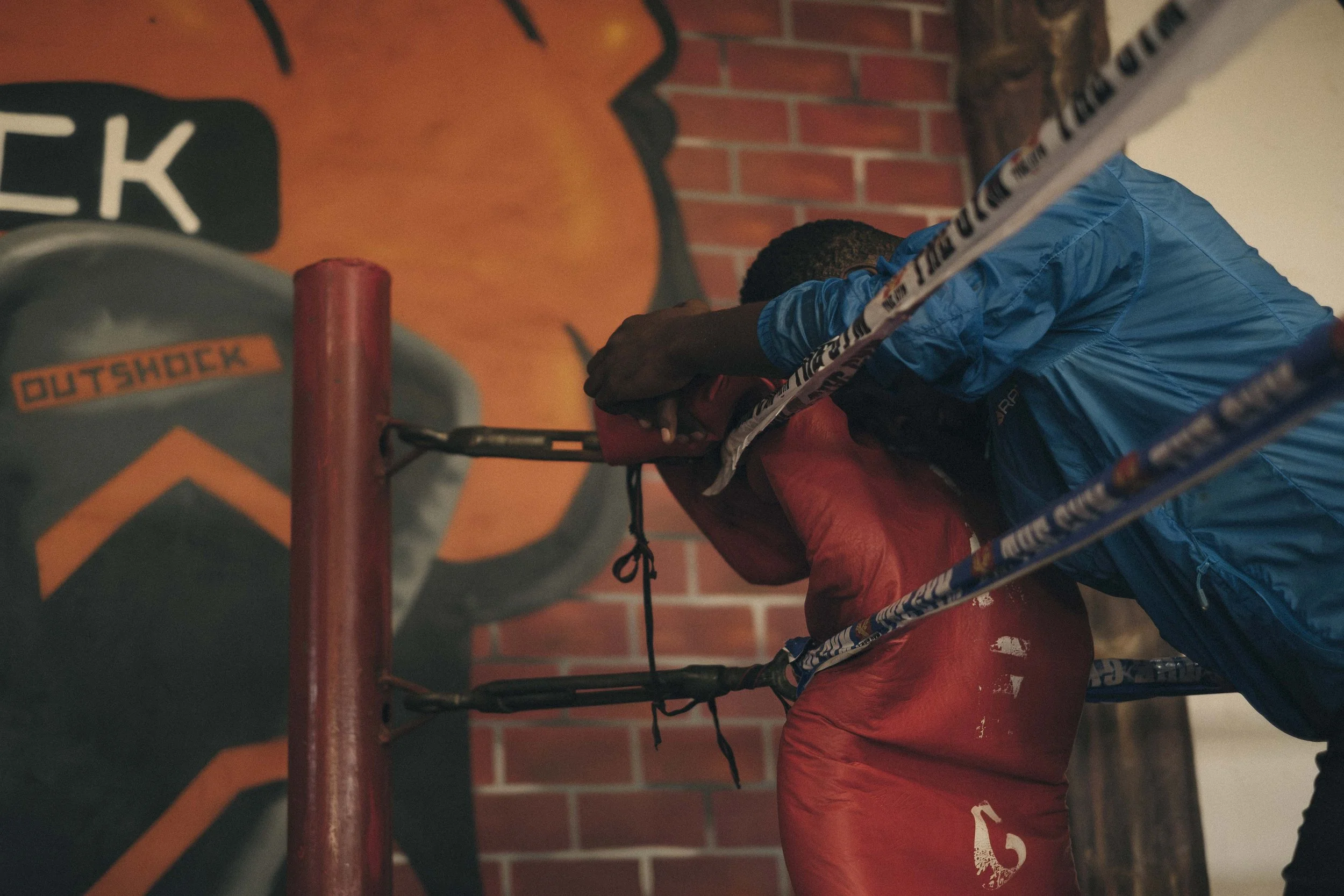 "J'avais une copine avant de devenir boxeur, mais elle m'a quitté pour mon pote. Depuis, si je vois une fille je ne ressens plus rien." "I had a girlfriend before I became a boxer, but she left me for my mate. Since then, when I see a girl, I don't f