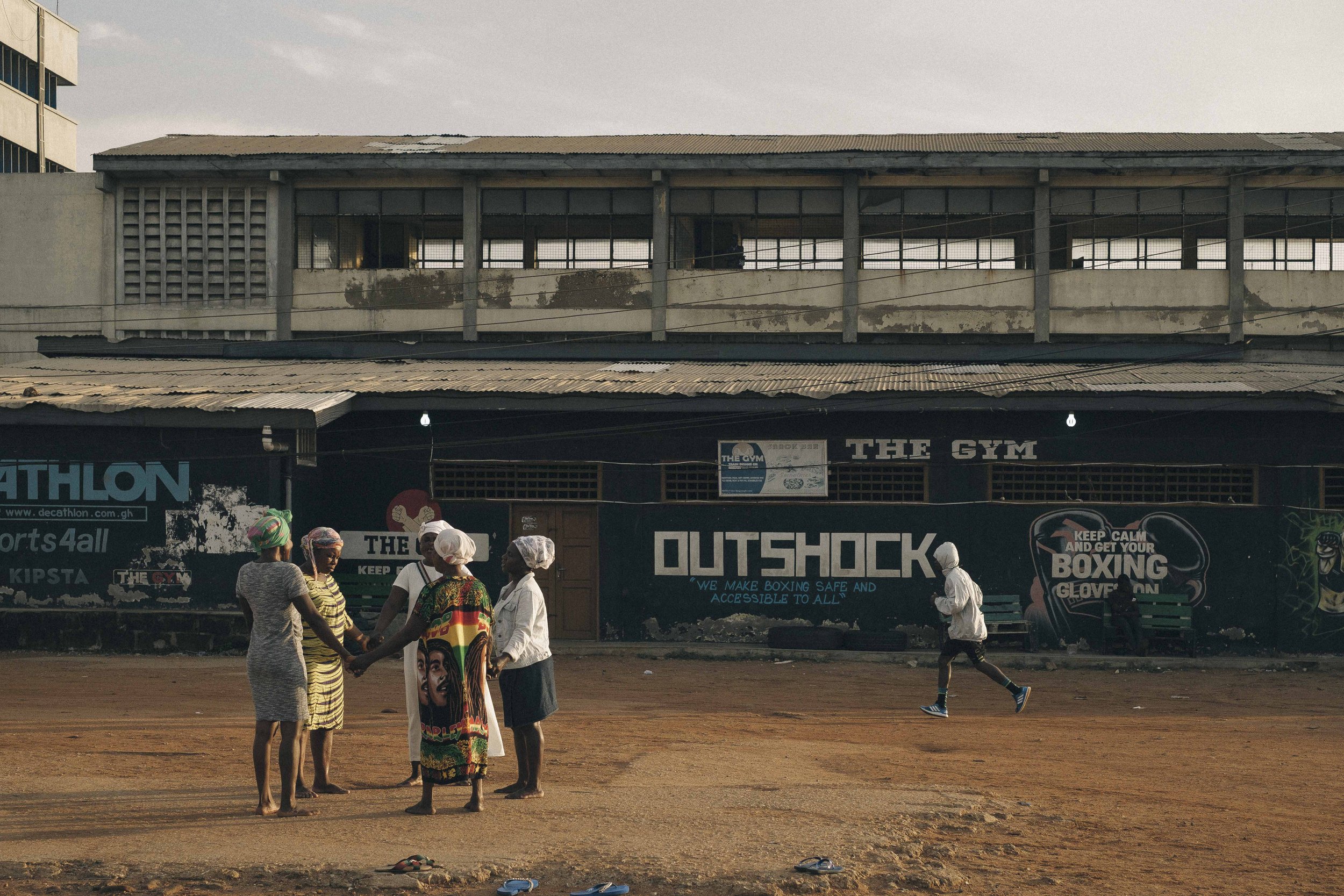 "C'est mon pays, je suis né en Gambie, mais je suis ghanéen. Mon père est venu en Gambie et y a rencontré ma mère. Ils m'ont eu. On est six dans la famille." 'This is my country. I was born in Gambia, but I am Ghanaian. My father came to Gambia and m