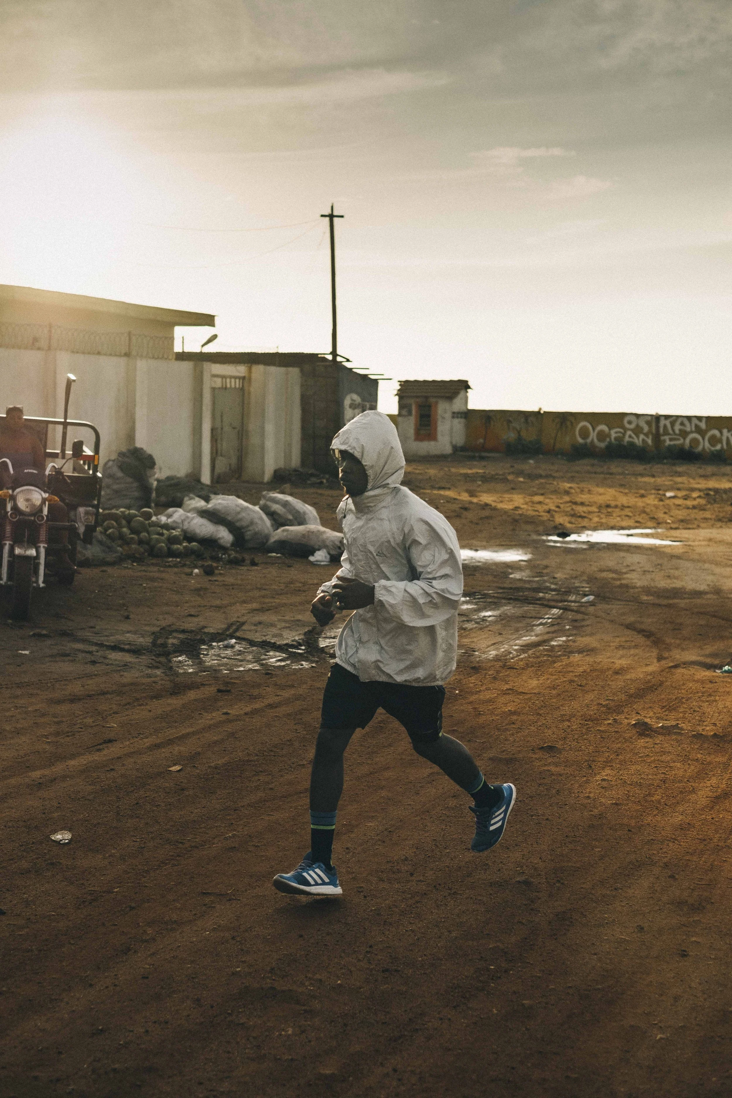 "En arrivant à Saaba (Guinée) je n'avais pas assez d'argent pour traverser la mer. Quand j'ai appelé mon père, il m'a dit d'aller au Ghana. J'y ai travaillé un an comme soudeur, payé 700 Gh Cédis/mois, c'était un bon salaire, mais pas suffisant pour 