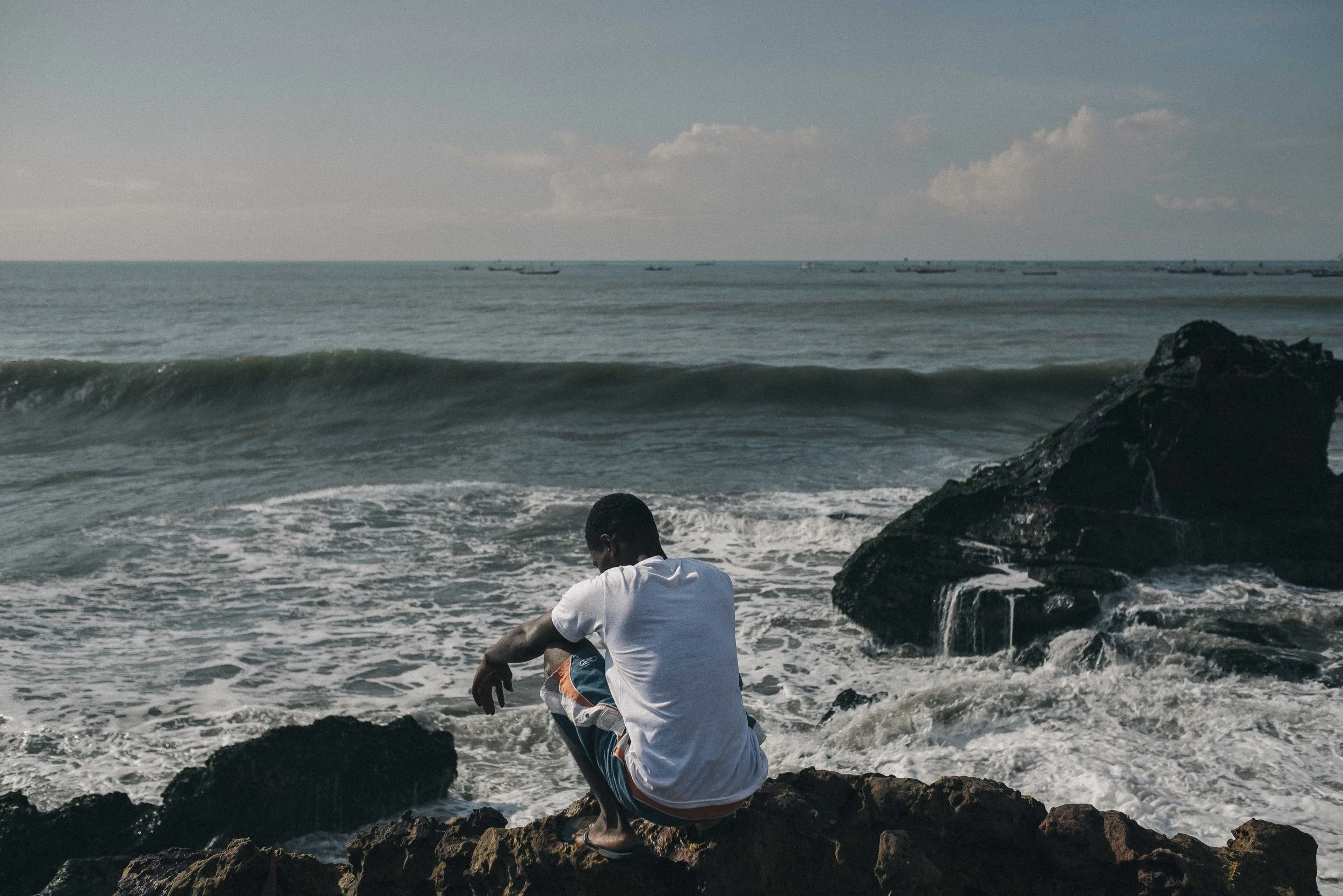 "J'aurais voulu traverser la Méditerranée même si maintenant 4 de mes amis sont en Italie et sont toujours sans papiers." 'I would have liked to cross the Mediterranean, even though four of my friends are now in Italy and still don't have papers.'