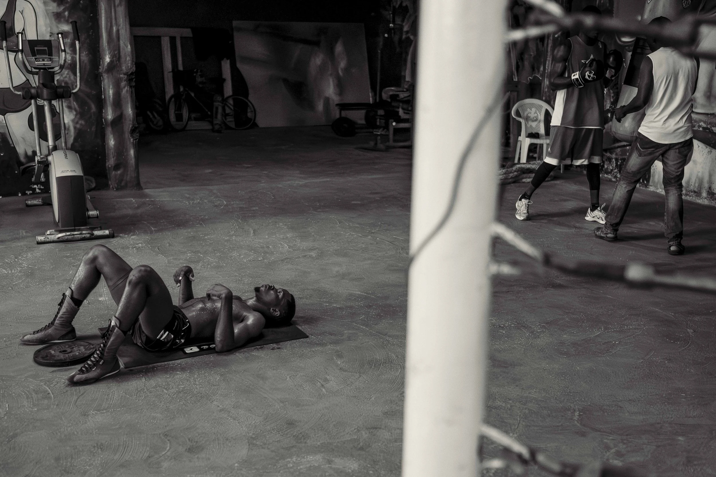 "Je n'ai pas de petite amie, peut-être plus tard lorsque mon rêve sera réalisé mais pas maintenant...ça tue votre état d'esprit et votre endurance." 'I don't have a girlfriend, maybe later when my dream comes true, but not now... it kills your mindse