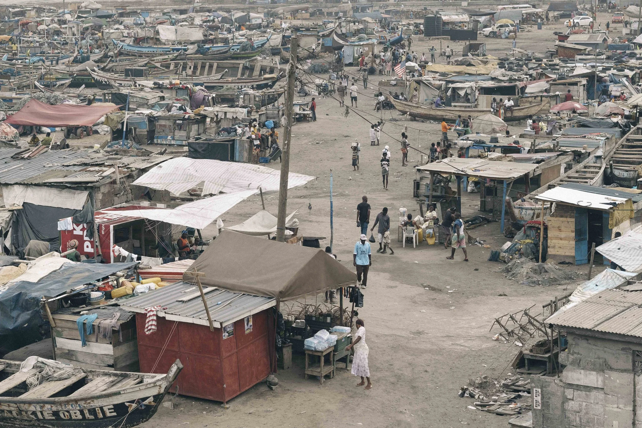 Ils arrivent à Bokum, Jamestown, LE quartier d'Accra, capitale du Ghana, pour devenir Champions du Monde. Ils viennent de tout le pays et certains ont même franchi les frontières pour avoir la chance de s'entraîner avec les meilleurs. They arrive in 