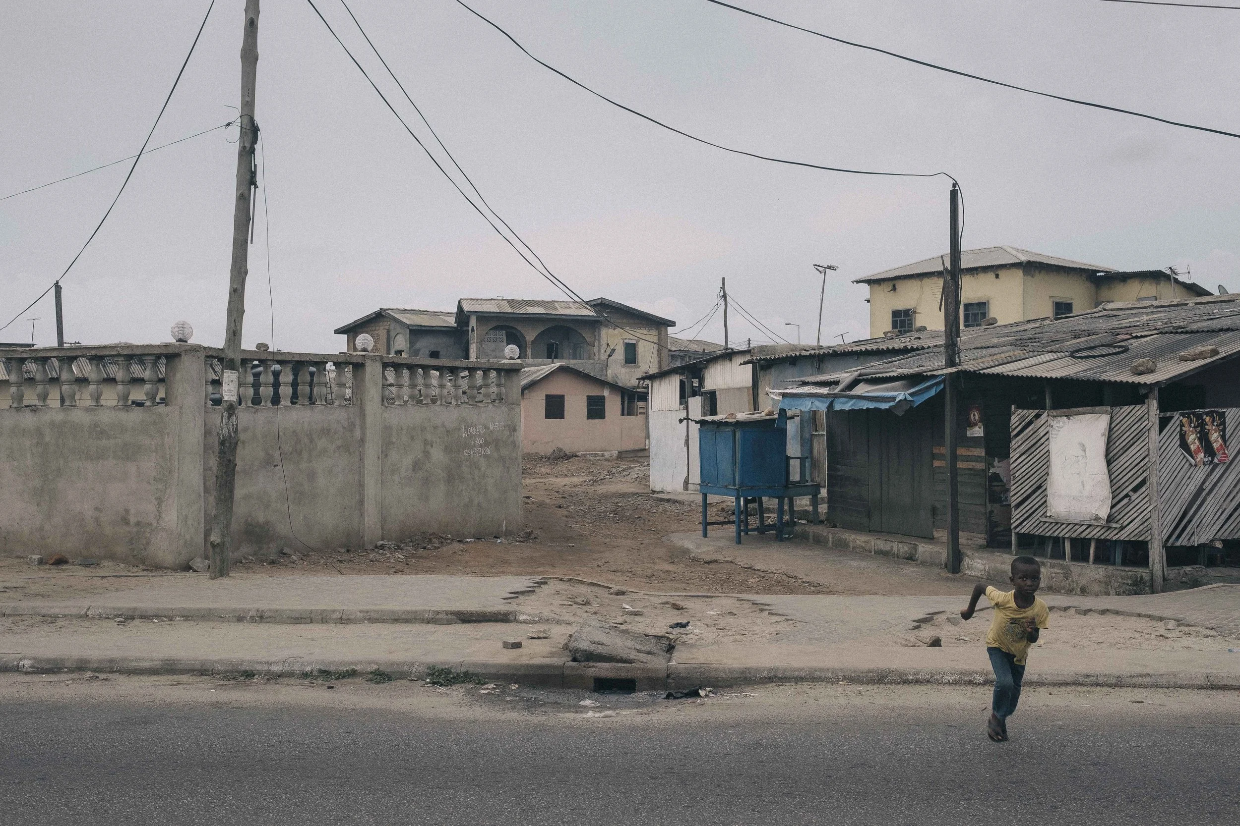 Devenir pro, gagner sa vie à la sueur de son front est une des rares opportunités d'échapper à la délinquance et à la pauvreté. Becoming a professional and earning a living by the sweat of one's brow is one of the few opportunities to escape crime an