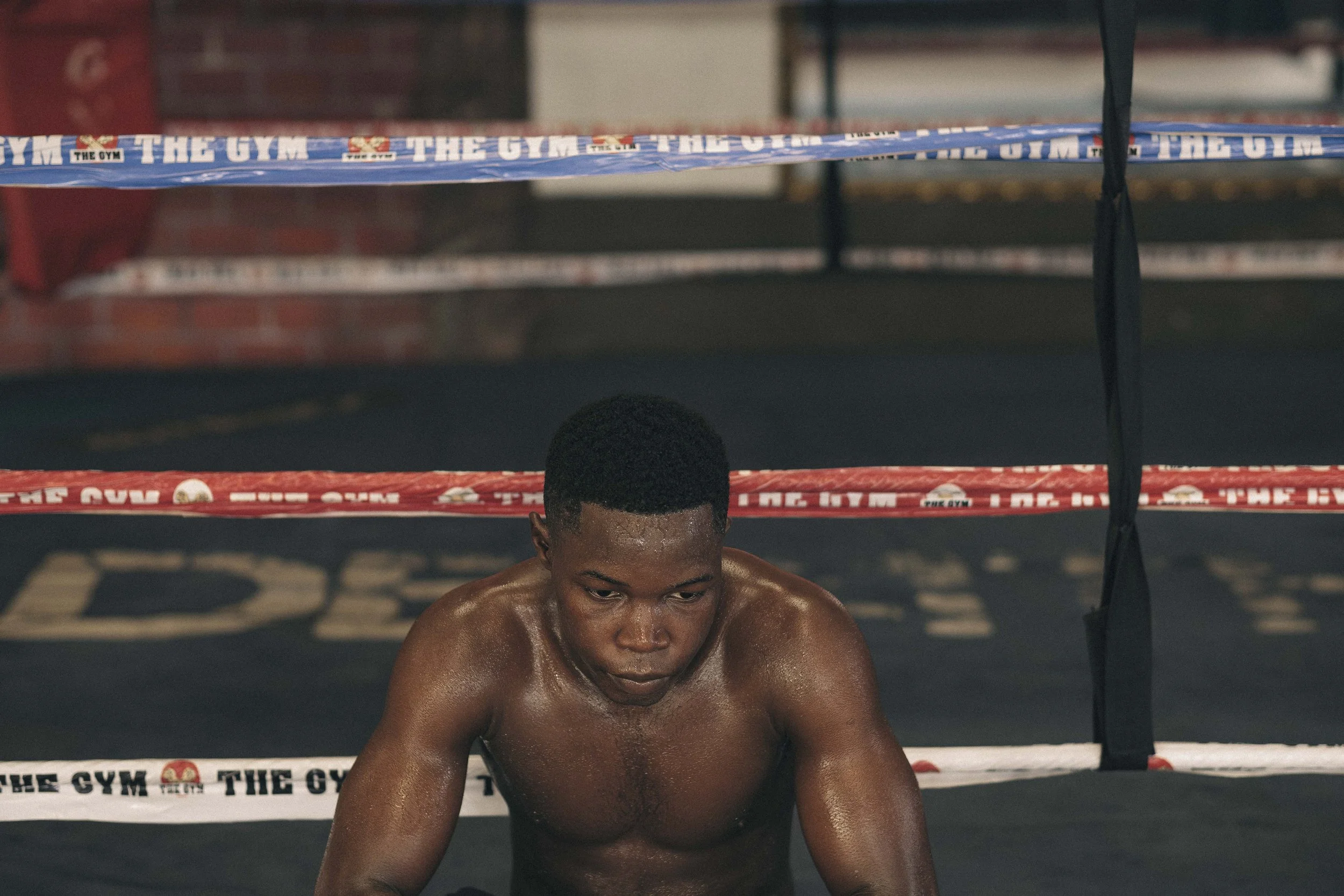 "Mon visage est bouffi parce que j'ai trop mangé, je dois perdre du poids. Je dois faire une semaine de jeûne pour arriver au poids requis. Ça va me donner la rage face à mon adversaire. Pendant le combat je vais le frapper, sérieux ! Je vais aller s