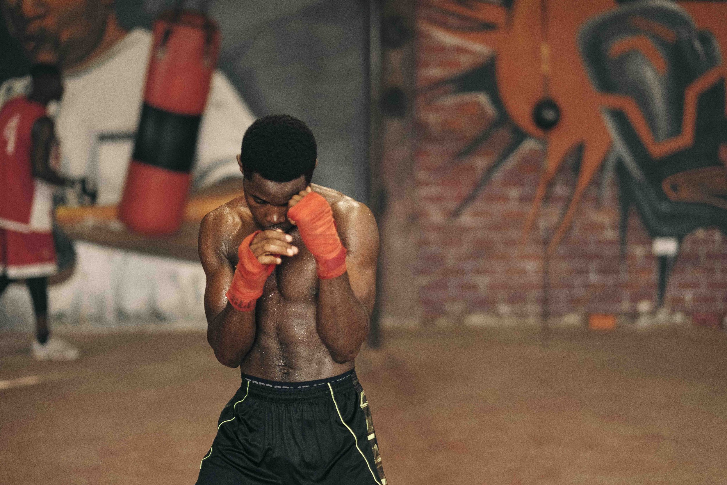 "J'ai aussi perdu un ami dans le désert. Je remercie Dieu parce qu'aujourd'hui je serai peut-être déjà mort si j'avais eu assez d'argent pour quitter la Libye." "I also lost a friend in the desert. I thank God because today I might already be dead if