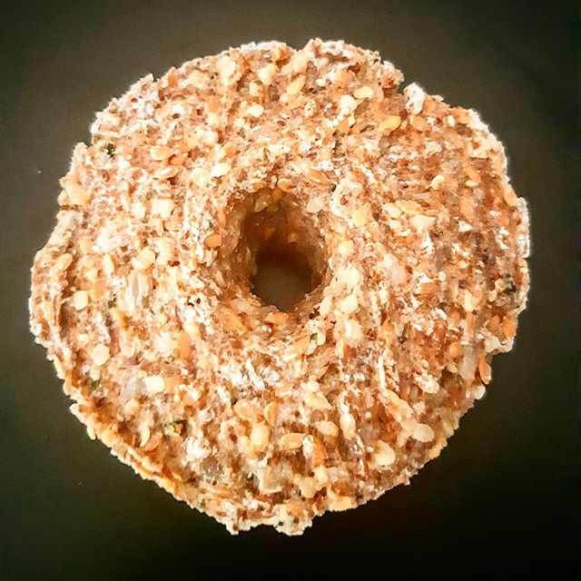 🥯#breakfast #bagel 🌞 #kickstart the day 🙌🏻🏃&zwj;♂️🧘&zwj;♀️💃🏃&zwj;♀️#sproutedbread #flourless #glutenfree #grainfree chock-full of nutrients 💚 #plantbased