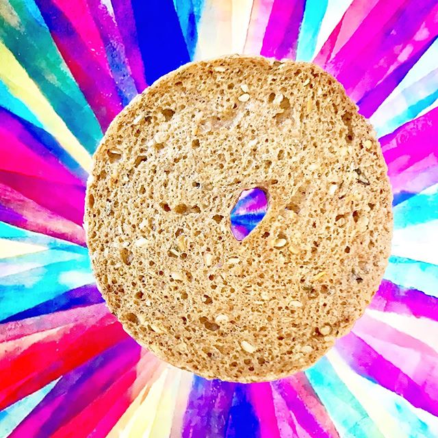 High vibe bite 🙌🏻🌱🌎🧝&zwj;♀️#vibrantfood 🌈 #bagelbites #grainfree #sunshinefood 🌞☮️🤗#flourless #sprouted #healthy #instafood #nutrition #healthylife #cleaneating #plantbaseddiet #foodporn #yeastfree #nutfree #vegan #veganfood