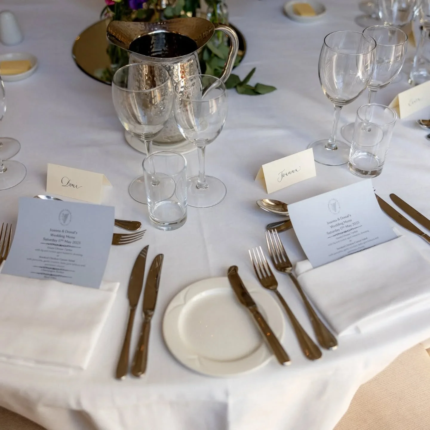 🌿 We had a wedding guest book that disappeared on the day, but my aunt took her menu around the tables for our guests to sign and had it laminated for us. When I joined Elaine's Write It Down week @fincabuenvino three years ago she shared how these 