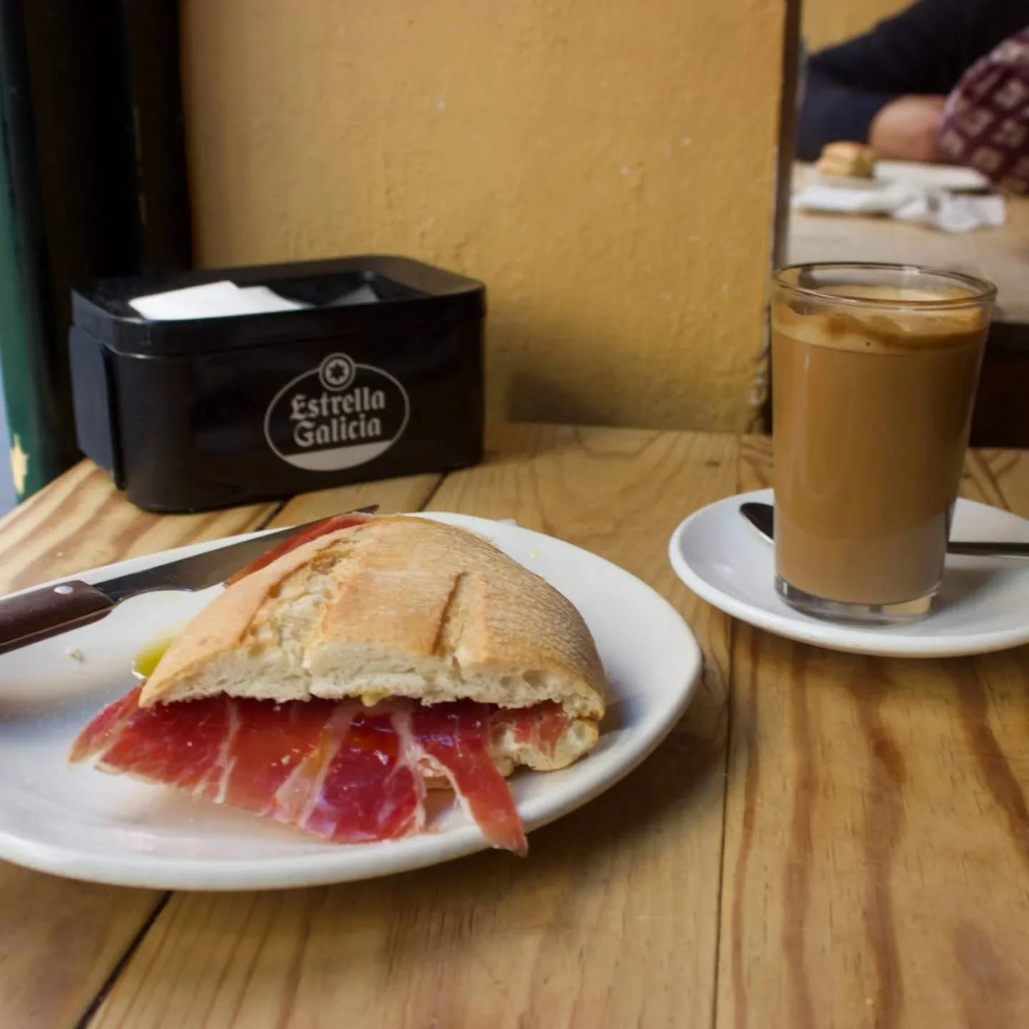 One day in Seville 💛 Meeting up with @elainekingett for a day walking around sunny Seville for retreat planning, eating and catching up with friends. Next on to @fincabuenvino!