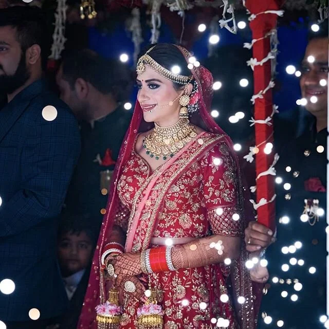 Bride entering with sparkles of light
.
.