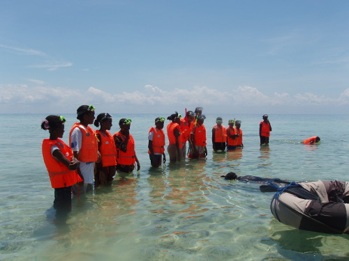 社区女孩学习浮潜，关于珊瑚&楚姆贝的保育价值