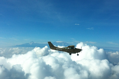 卢卡的飞机在肯尼亚坎皮亚肯齐的乞力马扎罗山前降落