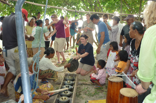 在南中国海婆罗洲的一个渔村和当地人打锣＂data-load=
