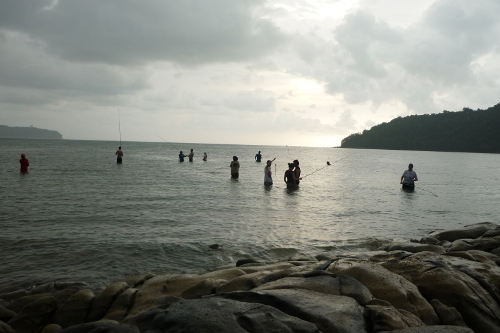 我喜欢这个:在雨中和婆罗洲当地人在南中国海用竹竿钓鱼＂data-load=