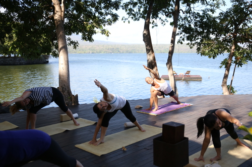 在Jicaro岛的甲板上，在瑜伽课上延伸到健康