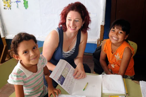 Nicaragua's Jicaro Island ecolodge owner karen with local school children