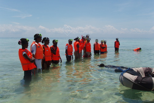 坦桑尼亚春贝岛珊瑚公园女孩浮潜课