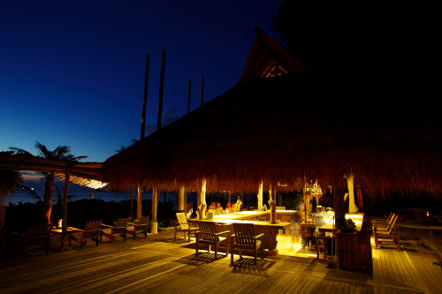 在这个纯天然有机的印尼海滩酒吧的温馨夜晚