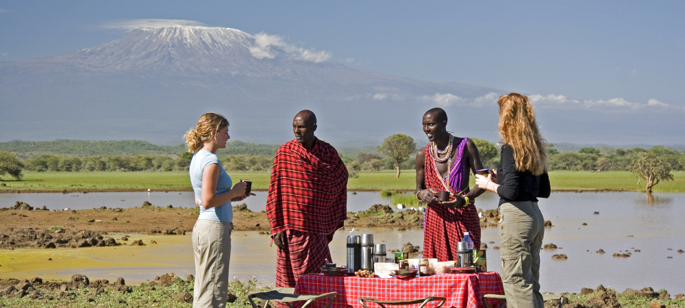 在肯尼亚坎皮亚坎齐的乞力马扎罗山下与社区和保护共进早餐