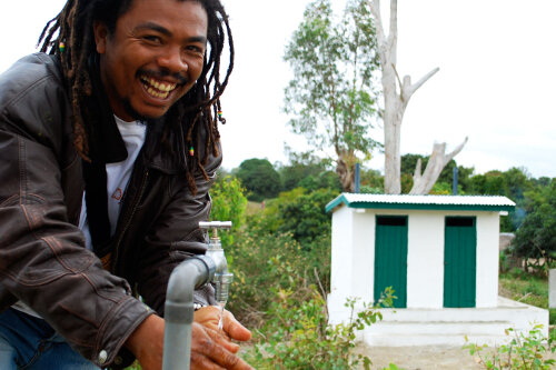 志愿者为马达加斯加的当地人提供饮用水和卫生设施