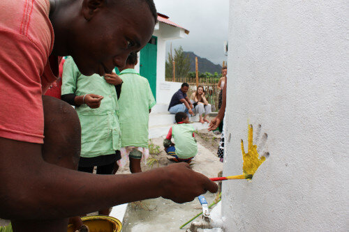 在马达加斯加粉刷一个新的洗手站