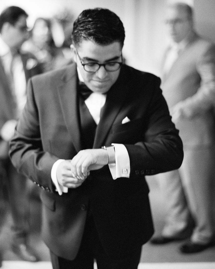 04_Wedding-groom-iphonewatch.jpg