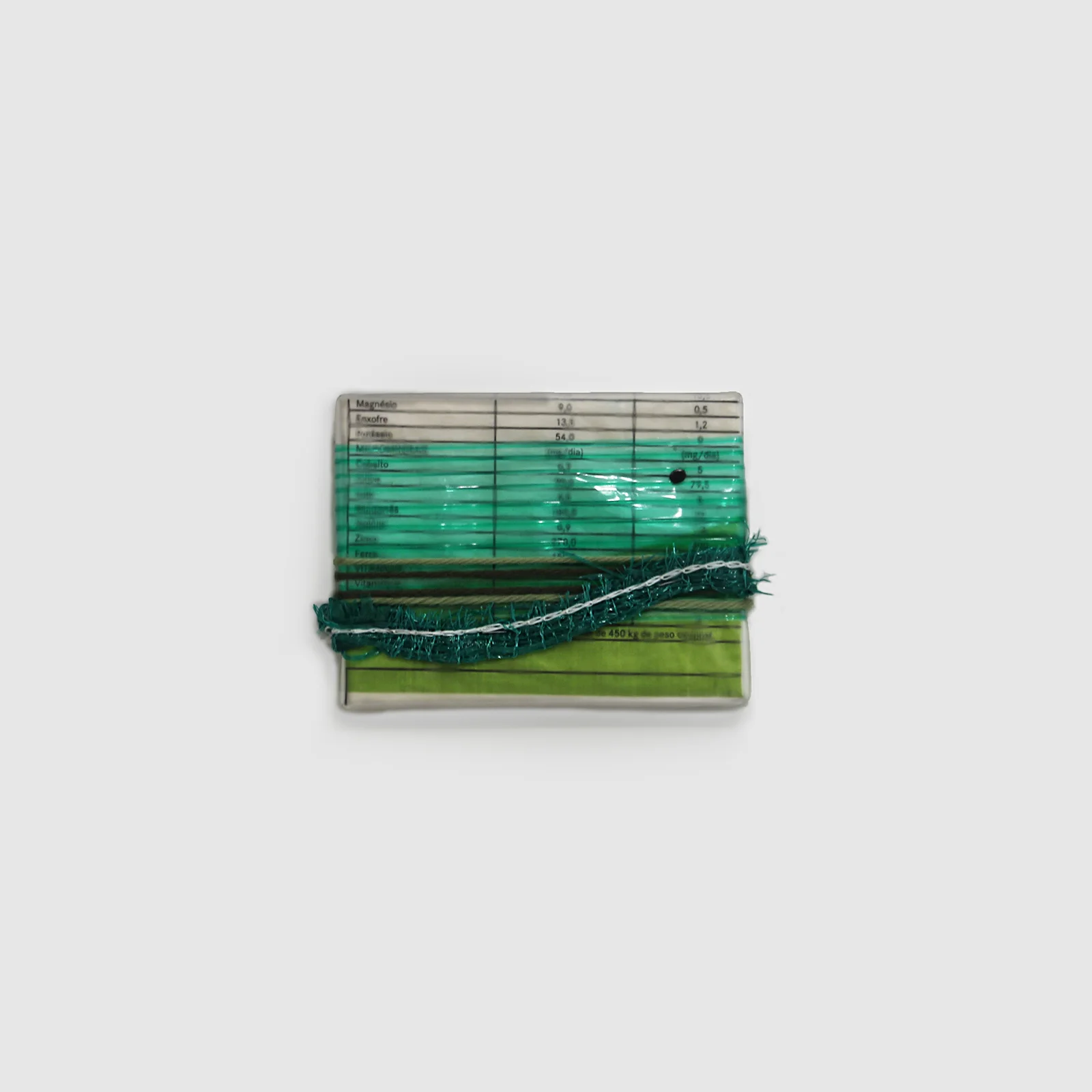 Mano Penalva_ID0266_sem titulo_serie origem_2016_rafia, plastico, algodao e metal_13x18cm.jpg