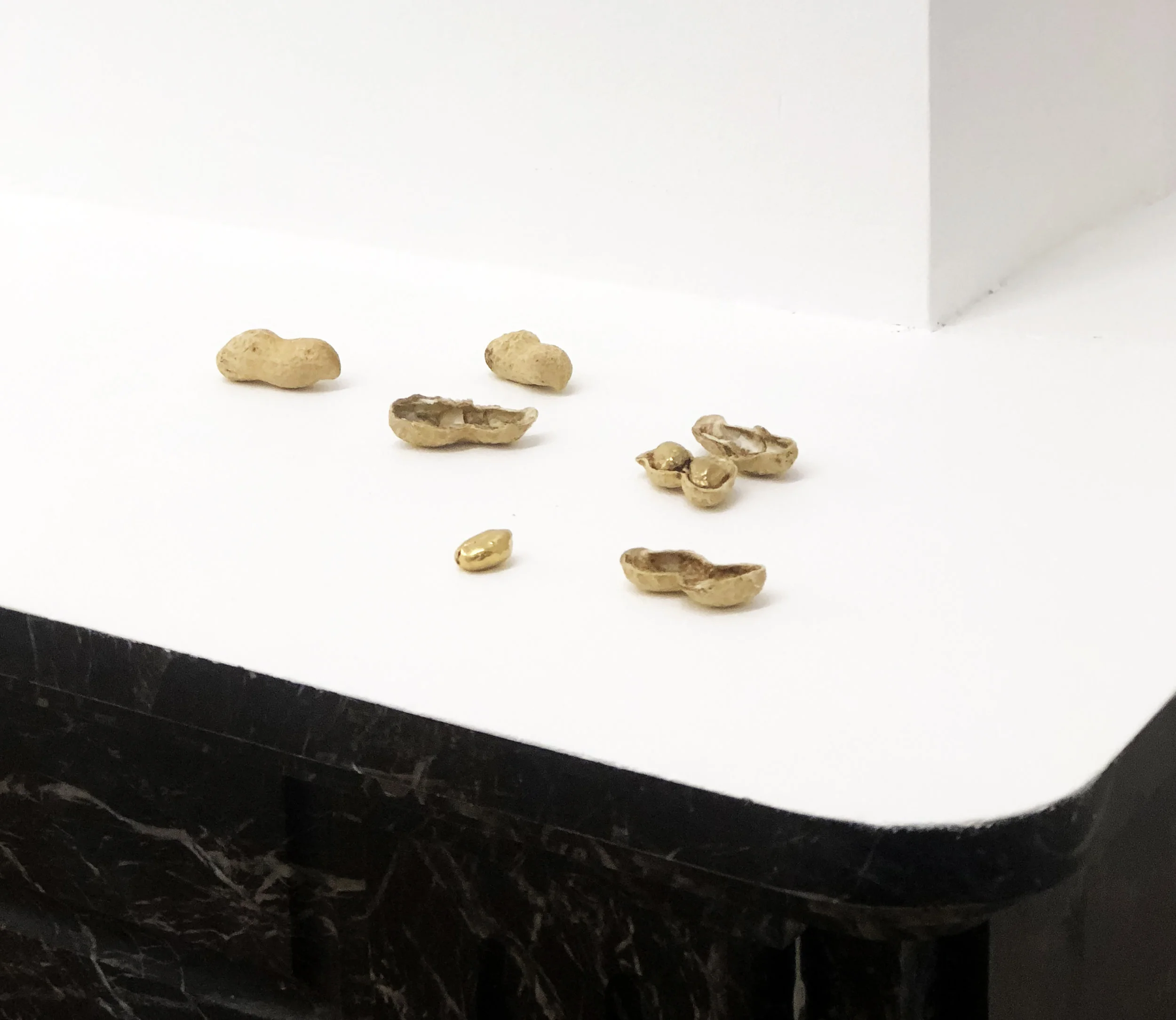 Mano Penalva, Quentinho, 2019, Peanuts and gold, variable dimension 1/3 + PA