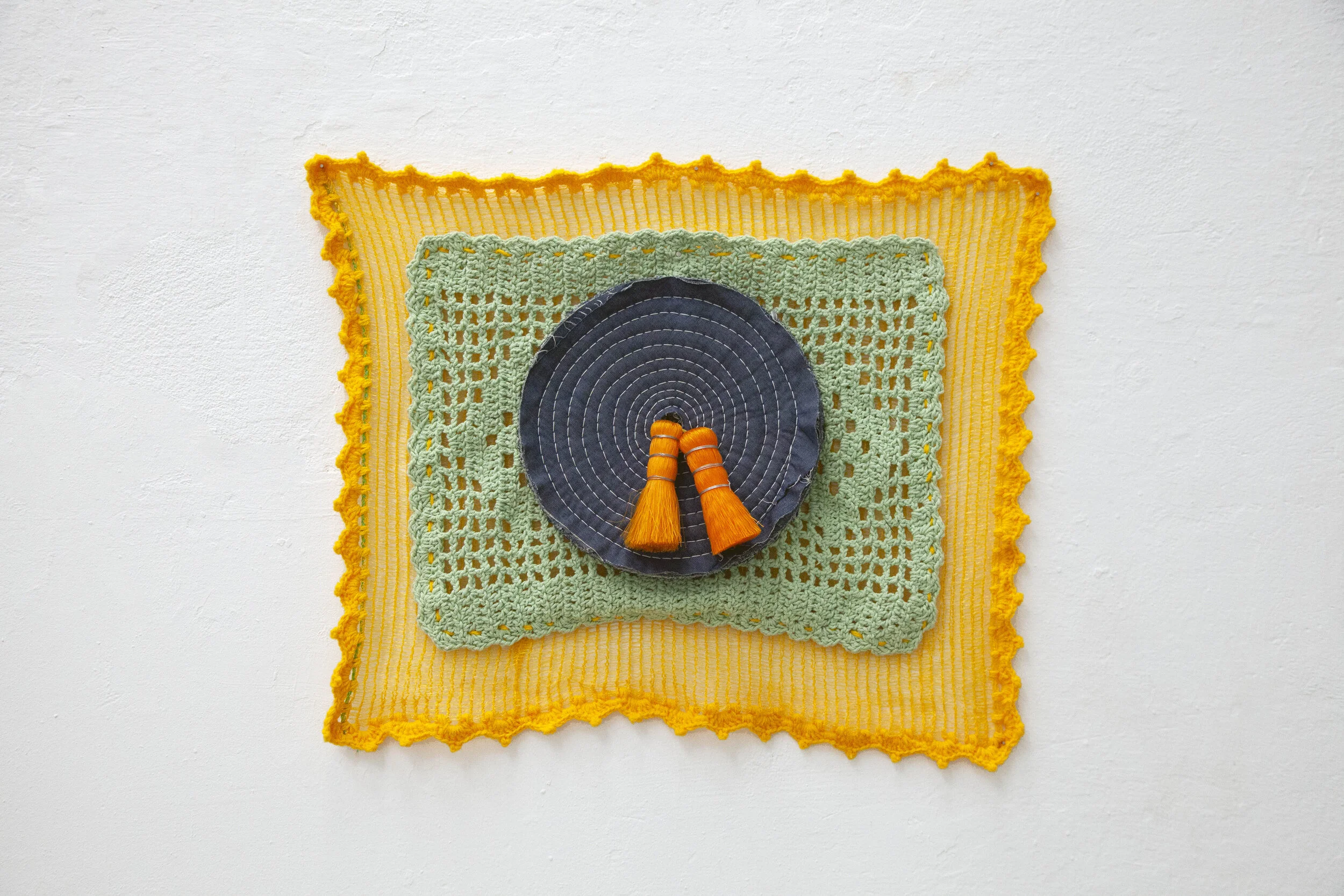 Mano Penalva, Panos, 2019, Saco de Rafia, tricot, disco polidor e vassouras, 60 x 72 x 5 cm.jpg