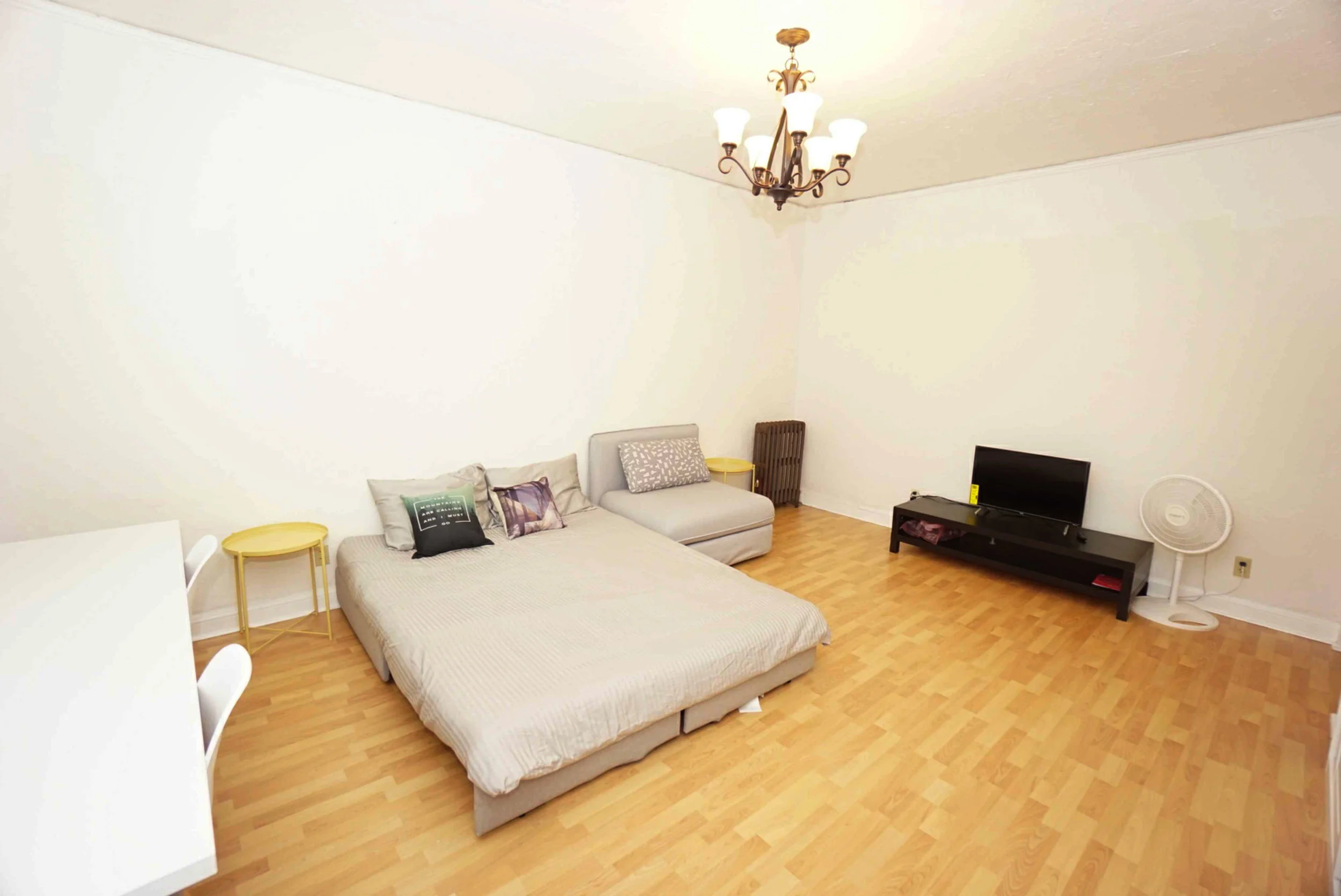 Optional Layout: Living Room w/ One Bed