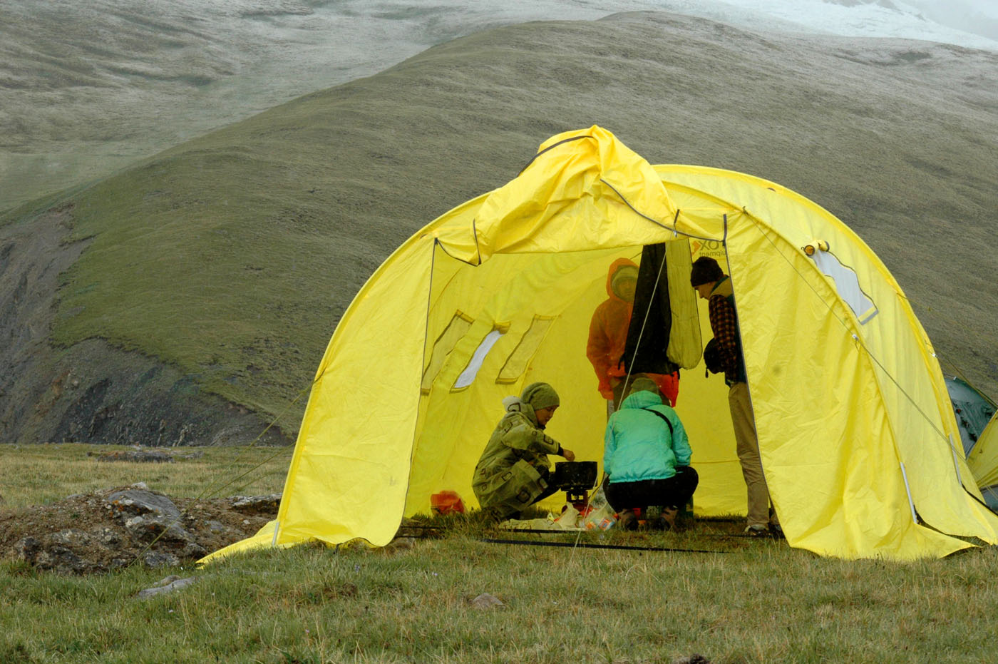 If your group is large enough, you can rent a tent like this – it is quite comfortable to cook, have a dinner or just spend time together. Photo: Azamat Imanaliev