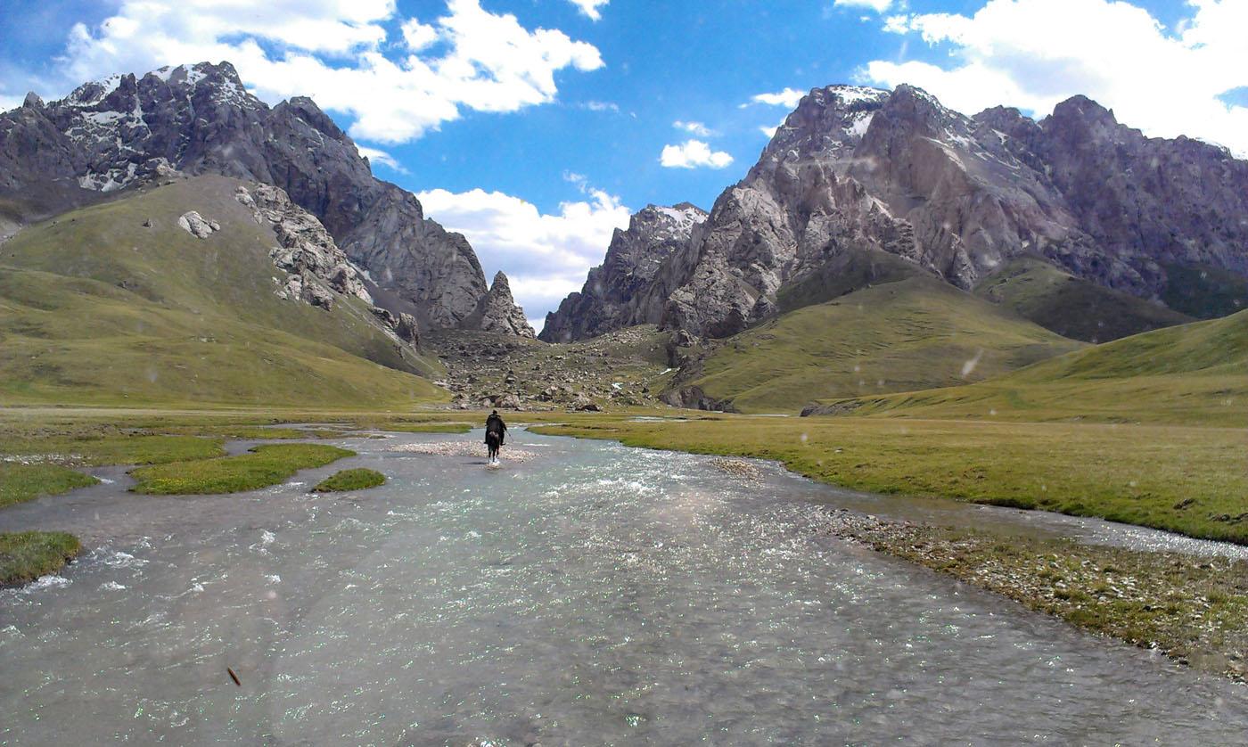 Locals help all drivers to pass safely. Our target is that dam in front. Photo: Azamat Imanaliev