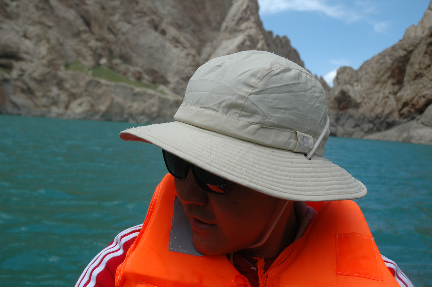 I'm rowing here... As you can see, if you are not doing that properly, the water will be on your hat too. Photo: Azamat Imanaliev