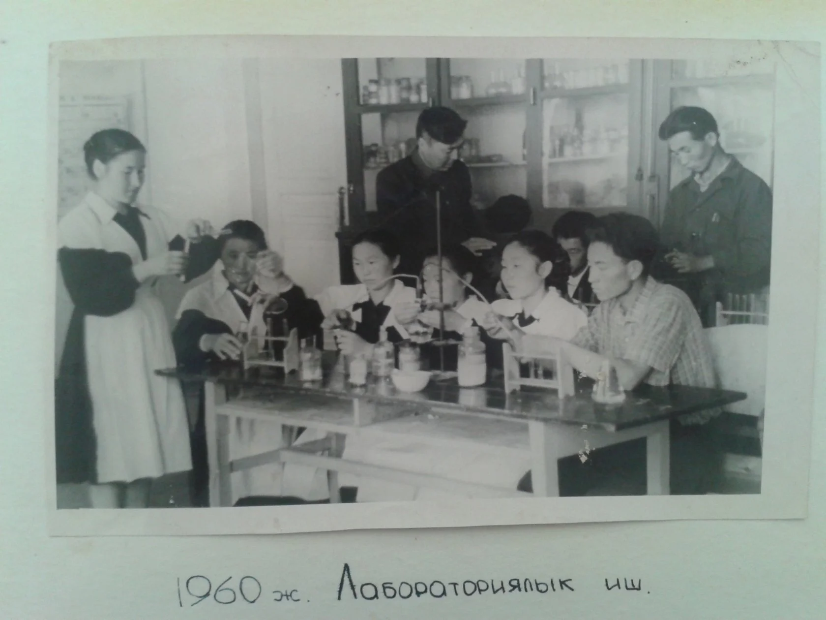 Students in a laboratory, 1960.