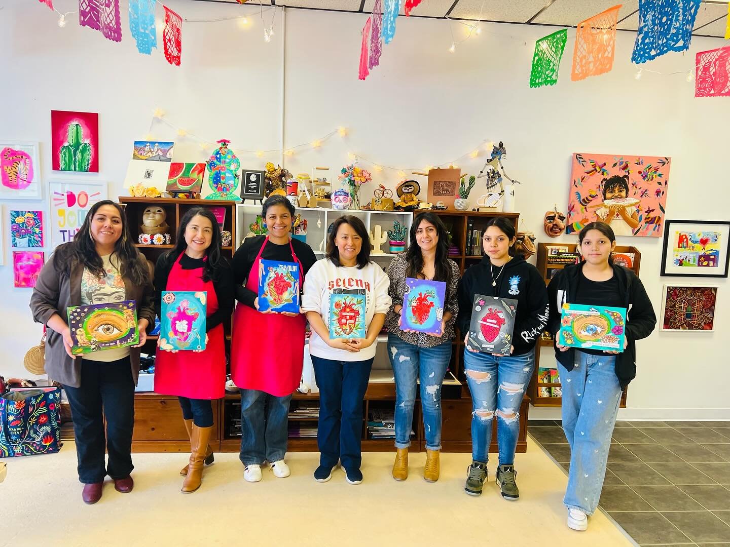 Con esta fabulosa M&aacute;ster Class impartida por la talentosa Angelica Contreras cerramos el estudio de Inventiva Works ayer 🥹🎨🖌️🫀👁️. Nuestras participantes crearon unas bellas piezas y la experiencia durante la clase fue muy enriquecedora ❤️