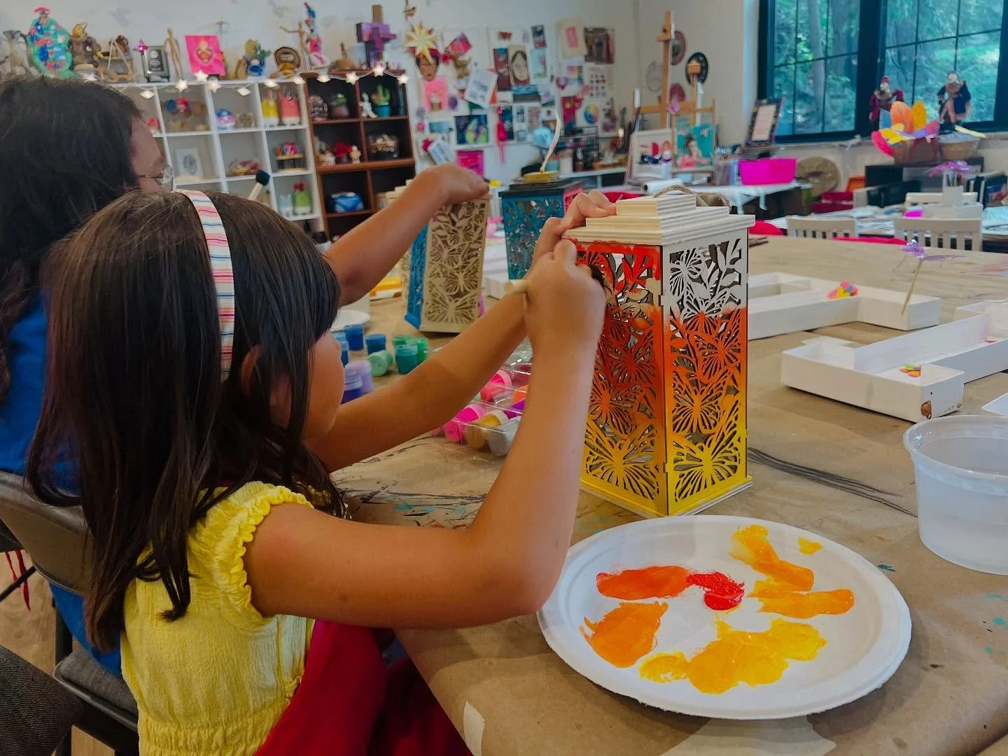 &iexcl;Me encantaron estas bellas lamparas que estas peques pintaron! 🤩

Hoy Martes voy a estar en el estudio haciendo Estudio Abierto, a partir de las 5 pm. Pueden registrarse aqu&iacute; para hacer su propio proyecto:

https://inventivaworks.com/c