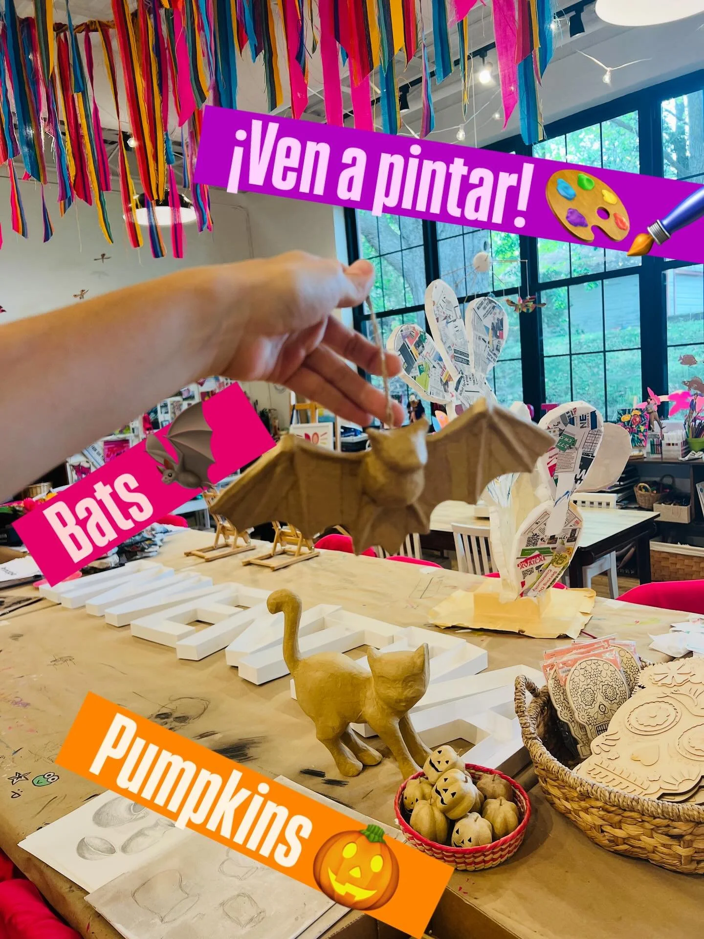 🎃 Taller Familiar: Calabazas y Murci&eacute;lagos de Papel Mach&eacute; 🦇

&iexcl;Celebremos el esp&iacute;ritu creativo de Halloween en familia! En este divertido taller de manualidades, aprender&aacute;s a pintar calabazas y/o murci&eacute;lagos 