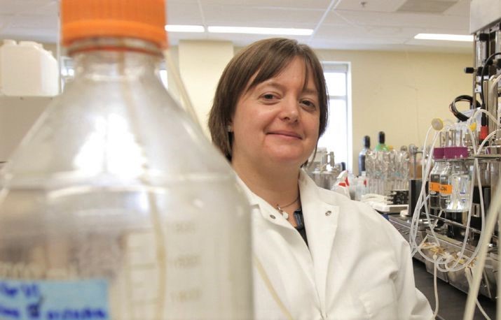 Dr. Emma Allen-Vercoe has a BSc (Hons) in Biochemistry and a PhD in Molecular Microbiology. She started her independent career in Calgary in 2005, studying the normal microbes of the human gut, an emerging area of interest, where she developed a model gut system (dubbed ‘Robogut’) to emulate the conditions of the human gut and allow communities of microbes to grow together, as they do naturally. Emma moved her lab to the University of Guelph in late 2007 and has recently been awarded funding through the Canadian Foundation for Innovation to develop her specialist anaerobic fermentation laboratory further. Her current lab projects are broad in nature, but united under the banner of human microbiome research, including studies of Clostridioides difficile infection, diabetes, colorectal cancer, and neonatal necrotizing enterocolitis. As well as her academic lab, in 2013, Emma co-founded NuBiyota, a research spin-off company that aims to create therapeutic ecosystems as biologic drugs, on a commercial scale. She has lectured in TedX Waterloo and has appeared in The Star, Globe and Mail and other media.