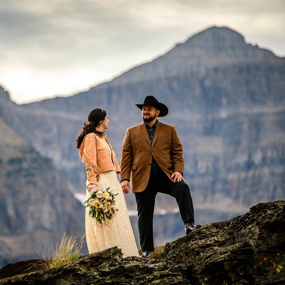 A western love story 💙 
. . .
Denis is wearing a tobacco suede jacket in these gorgeous photos from the couples 10 year anniversary in Montana!
#bespoke #menswear #groom #mensfashion