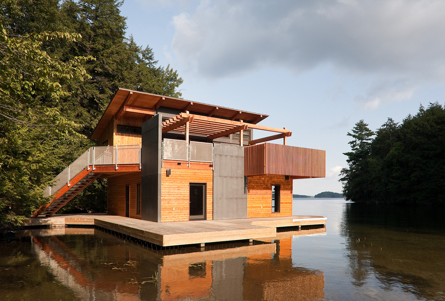 Красивые дома на воде. Хаусбот Скандинавия. Эллинг на озере Мускока. Ботхаус Boathouse. Дом на озере Онтарио.
