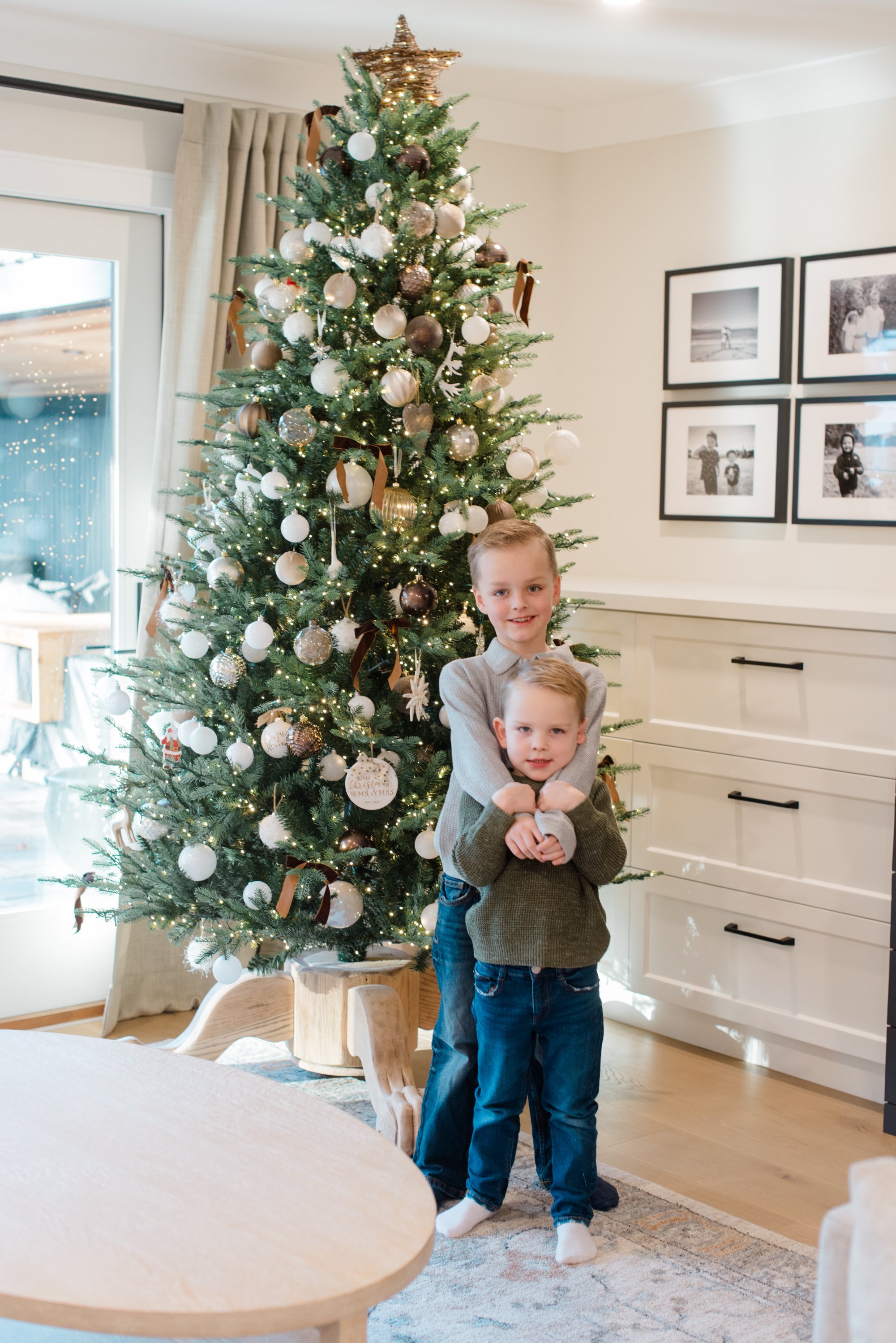 jjosuephotography_AtHomeHolidayMini'25_Britni,James,Dawson&Chase_WEB-4.jpg