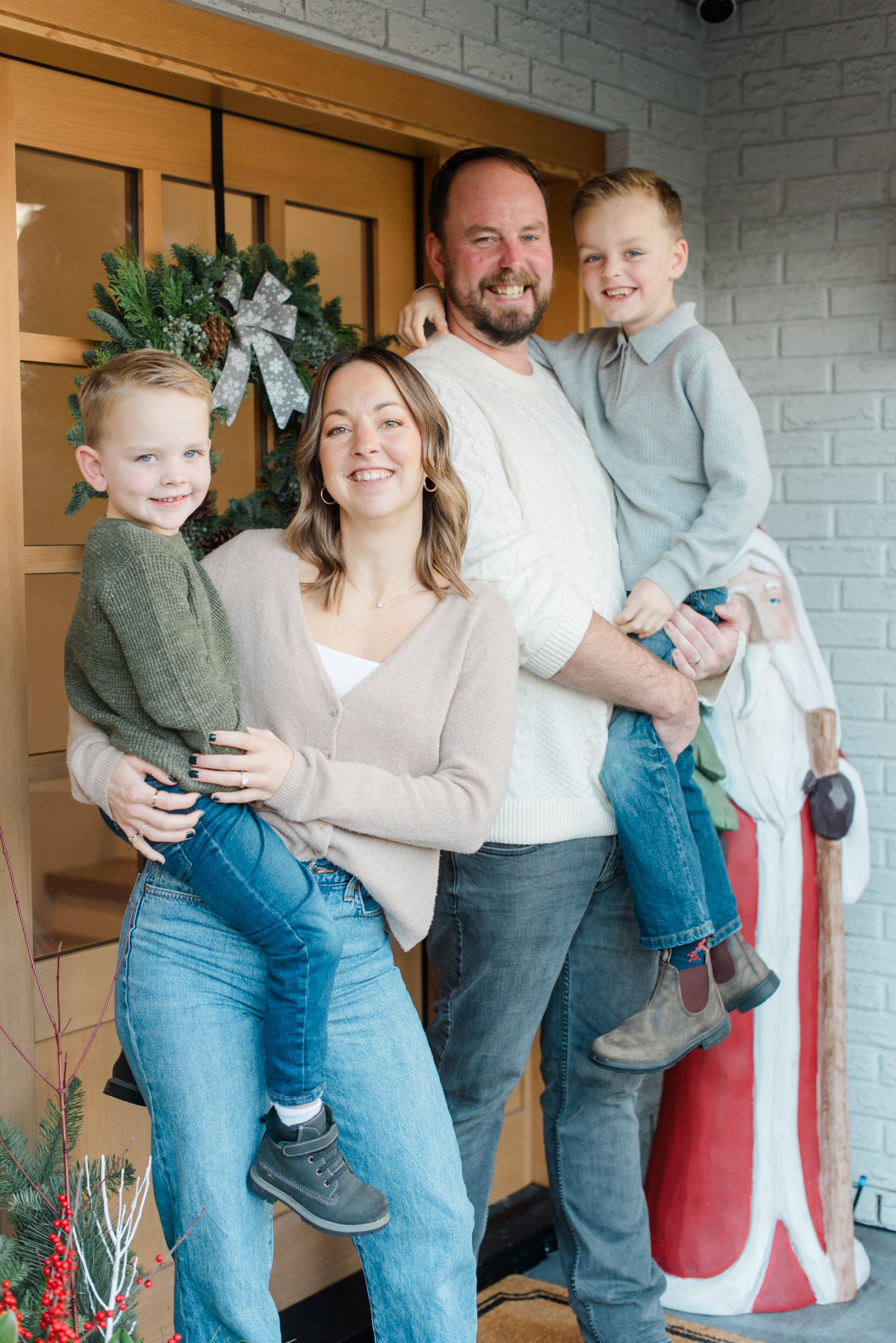jjosuephotography_AtHomeHolidayMini'25_Britni,James,Dawson&Chase_WEB-59.jpg