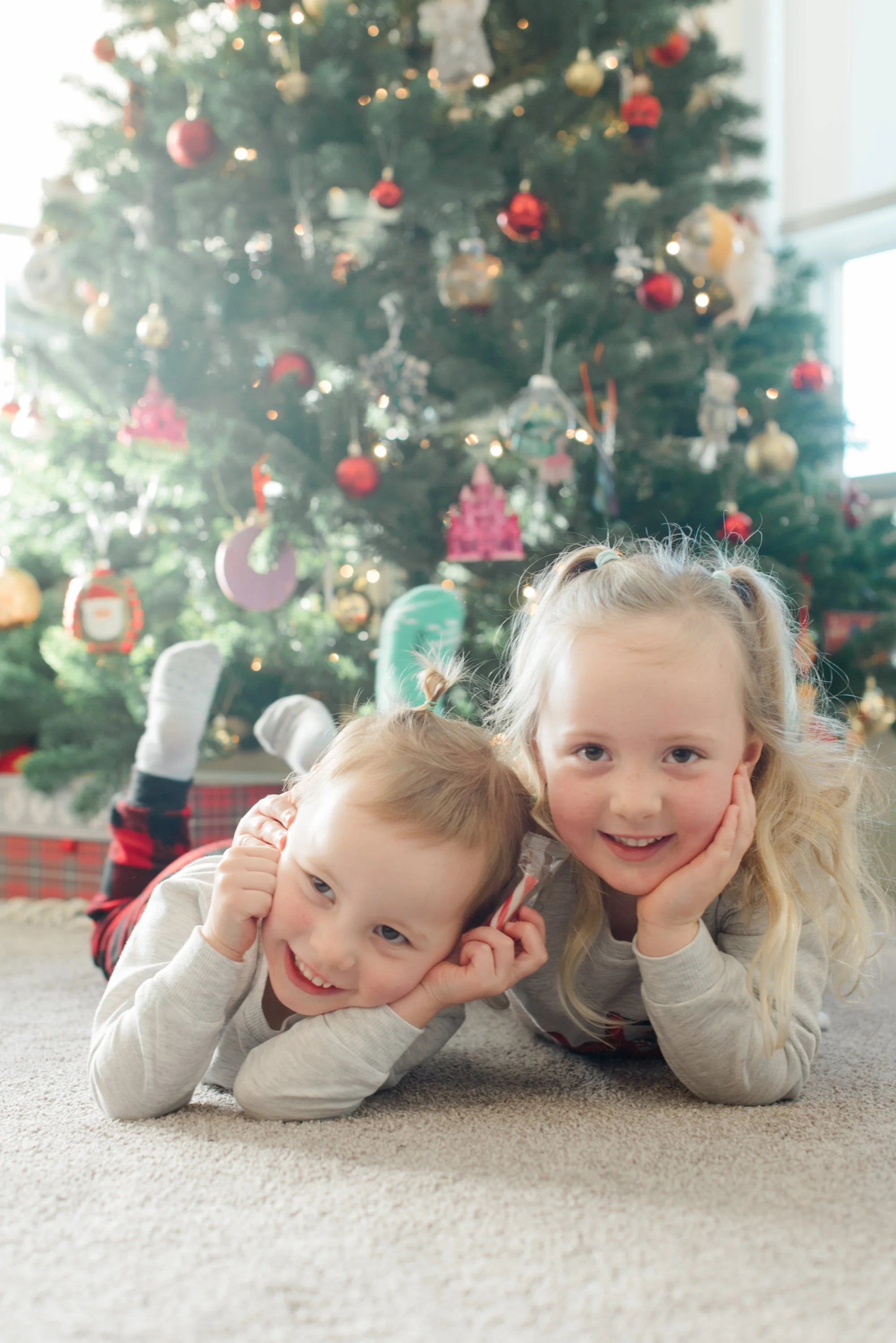 jjosuephotography_AtHomeHolidayMini'25_Jessica,Chris,Ada&Ellie_WEB-28.jpg