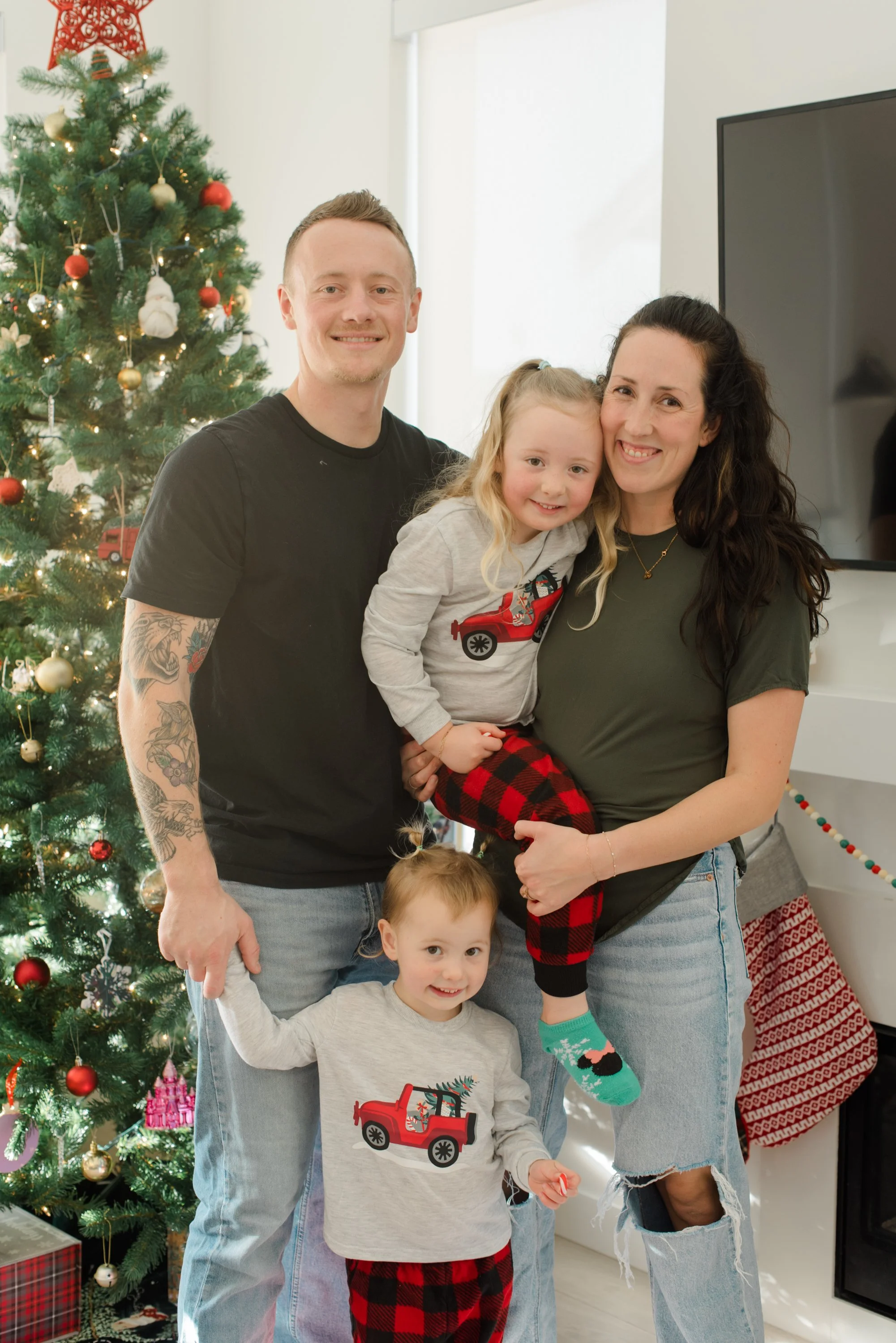 jjosuephotography_AtHomeHolidayMini'25_Jessica,Chris,Ada&Ellie_WEB-49.jpg