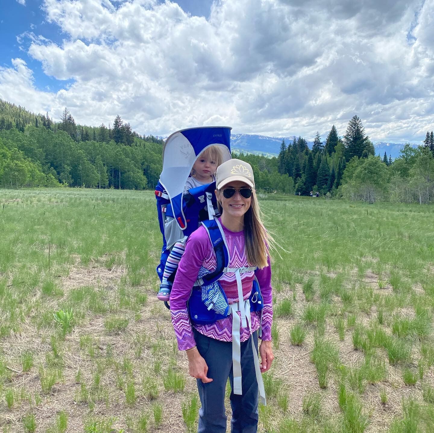 Addie the adventurer!!! Hiking pics from a few weeks back. 🌲🌿🌼⛰🌸🌈#latergram @snowlikesnow @jackschur @drjonkedski