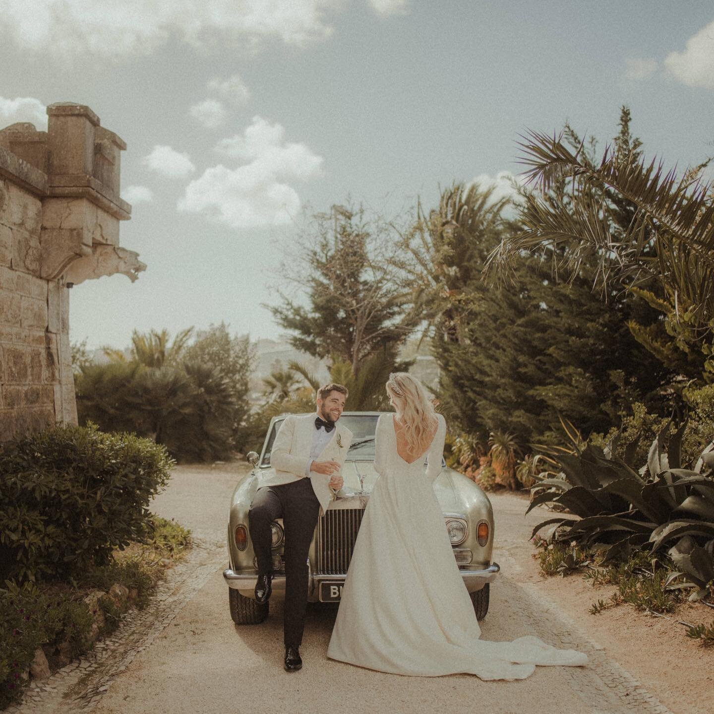 Liz // Danny

This was a #realwedding 

Wp: @lisbonweddingplanner / @penhalongacatering 
Sound: @dj_douglas9 
MUA: @lehautbeauty 
Dress: @millanova 
Acessories: @victoriapercival_accessories 
Grooms apparel: @mrporter 

.
.
.
.
#casamento #wedding #l