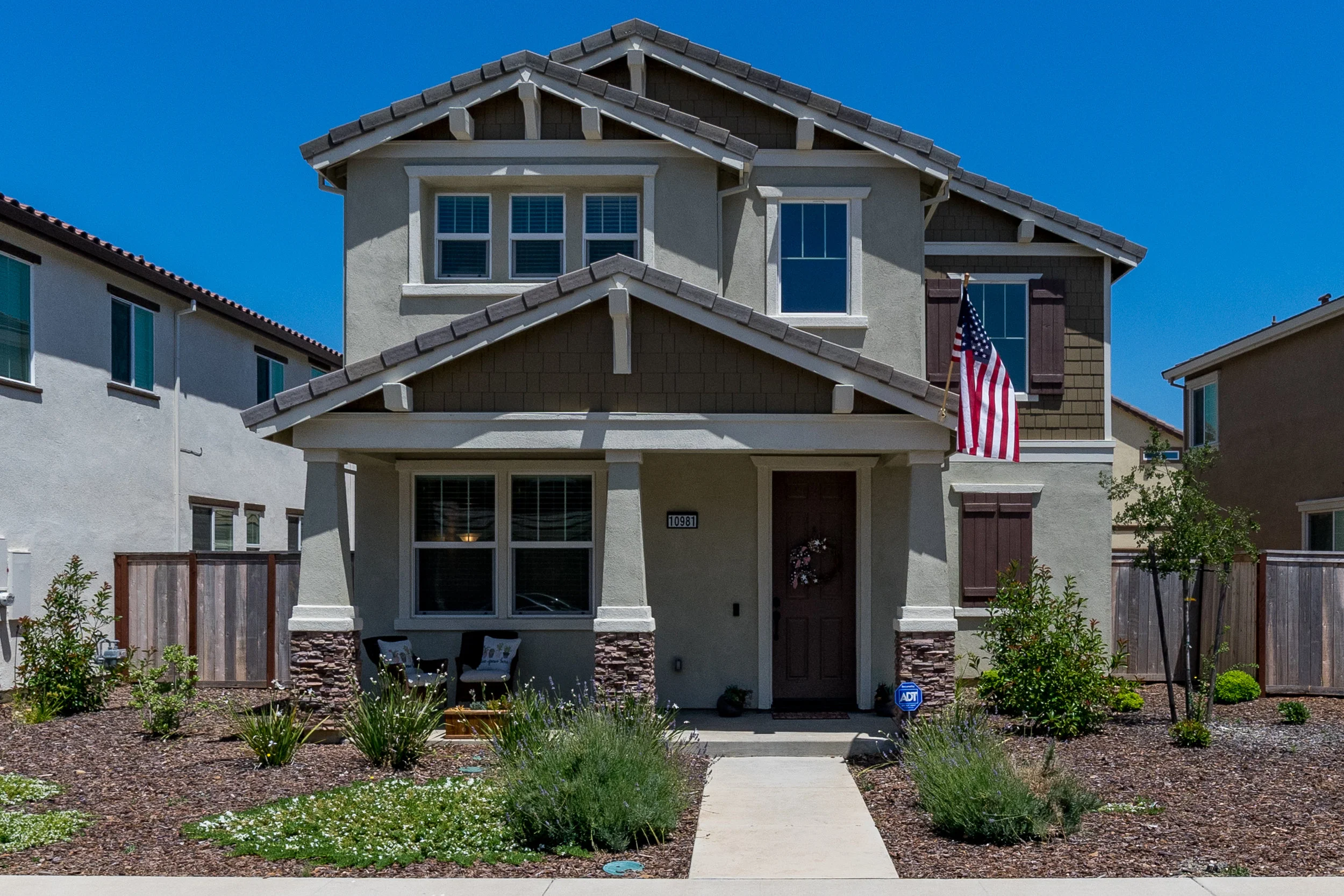 10981_MerrickWay_Ext_Front_02.jpg