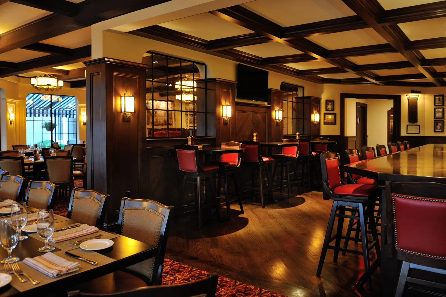 11. Bar Dining.jpg