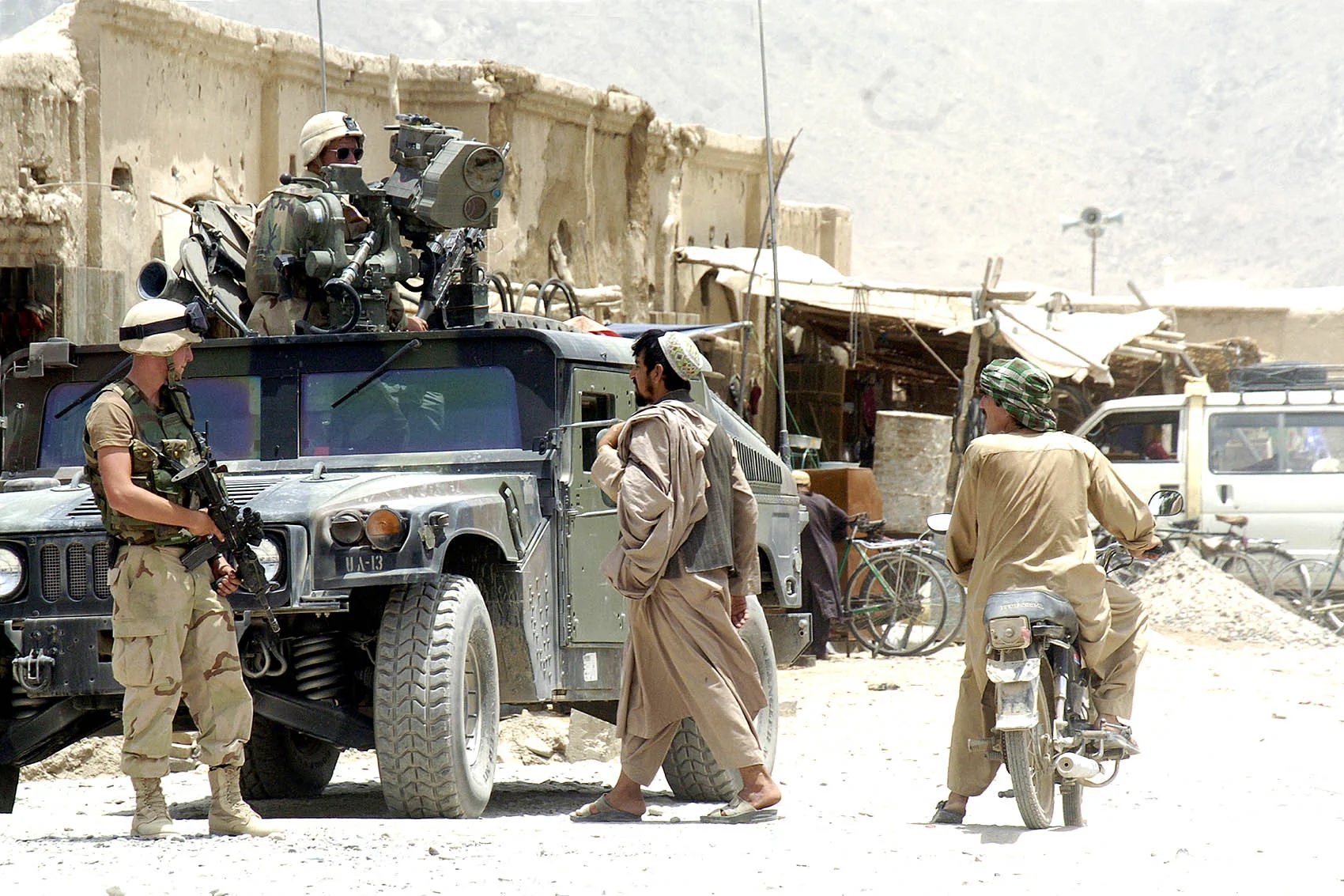 Patrolling_the_Panjwayi_district_near_Kandahar_-b.jpg
